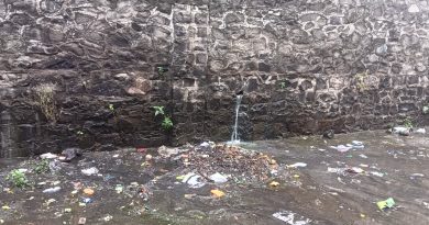 पोलिसांच्या आरोग्याशी खेळ थांबवा! सांडपाण्याच्या विळख्यात तसेच त्यात साठलेल्या कचऱ्याची दुर्गंधीमध्ये भवानी पेठ पोलीस लाईन; प्रशासन एखाद्या दुर्घटनेची वाट पाहत आहे का