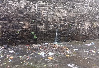 पोलिसांच्या आरोग्याशी खेळ थांबवा! सांडपाण्याच्या विळख्यात तसेच त्यात साठलेल्या कचऱ्याची दुर्गंधीमध्ये भवानी पेठ पोलीस लाईन; प्रशासन एखाद्या दुर्घटनेची वाट पाहत आहे का